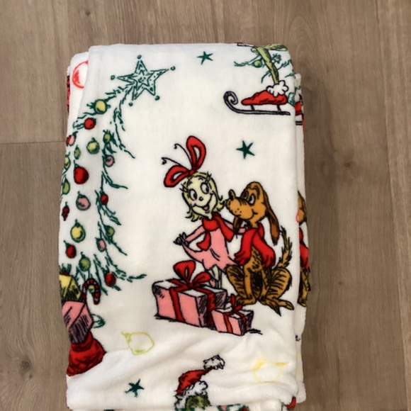 NWT The Grinch Dr Seuss Christmas White Color throw 60 x 70 Cindy-Lou Who Max - Picture 2 of 6